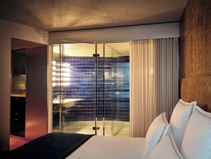 Desk, free WiFi -  Bus Palladium (Paris)