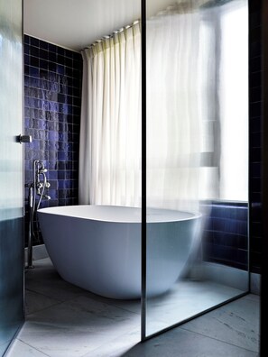 Prestige Room | Bathroom | Free toiletries, hair dryer, bathrobes, heated floors - Bus Palladium (Paris)