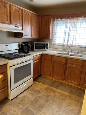 Fridge, microwave, oven, stovetop - Delightful cottage with AC in charming Delavan (Delavan)