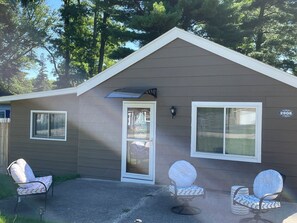 Exterior - Delightful cottage with AC in charming Delavan (Delavan)