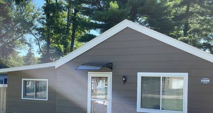 Delightful cottage with AC in charming Delavan
