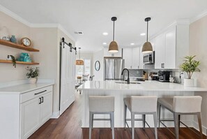 Kylskåp, mikrovågsugn, ugn och spishäll