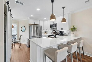 Kylskåp, mikrovågsugn, ugn och spishäll