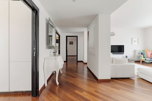 Lejlighed | Opholdsområde | 30-tommers fladskærms-tv med digitale kanaler