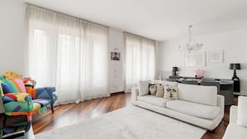 Apartamento | Área de estar | TV de tela plana 30 polegadas com canais digitais