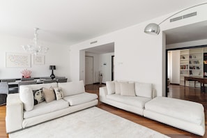 Apartamento | Área de estar | TV de tela plana 30 polegadas com canais digitais