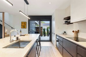 Frigorifero, microonde, forno, piano cottura