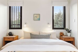 2 bedrooms, desk, iron/ironing board, WiFi
