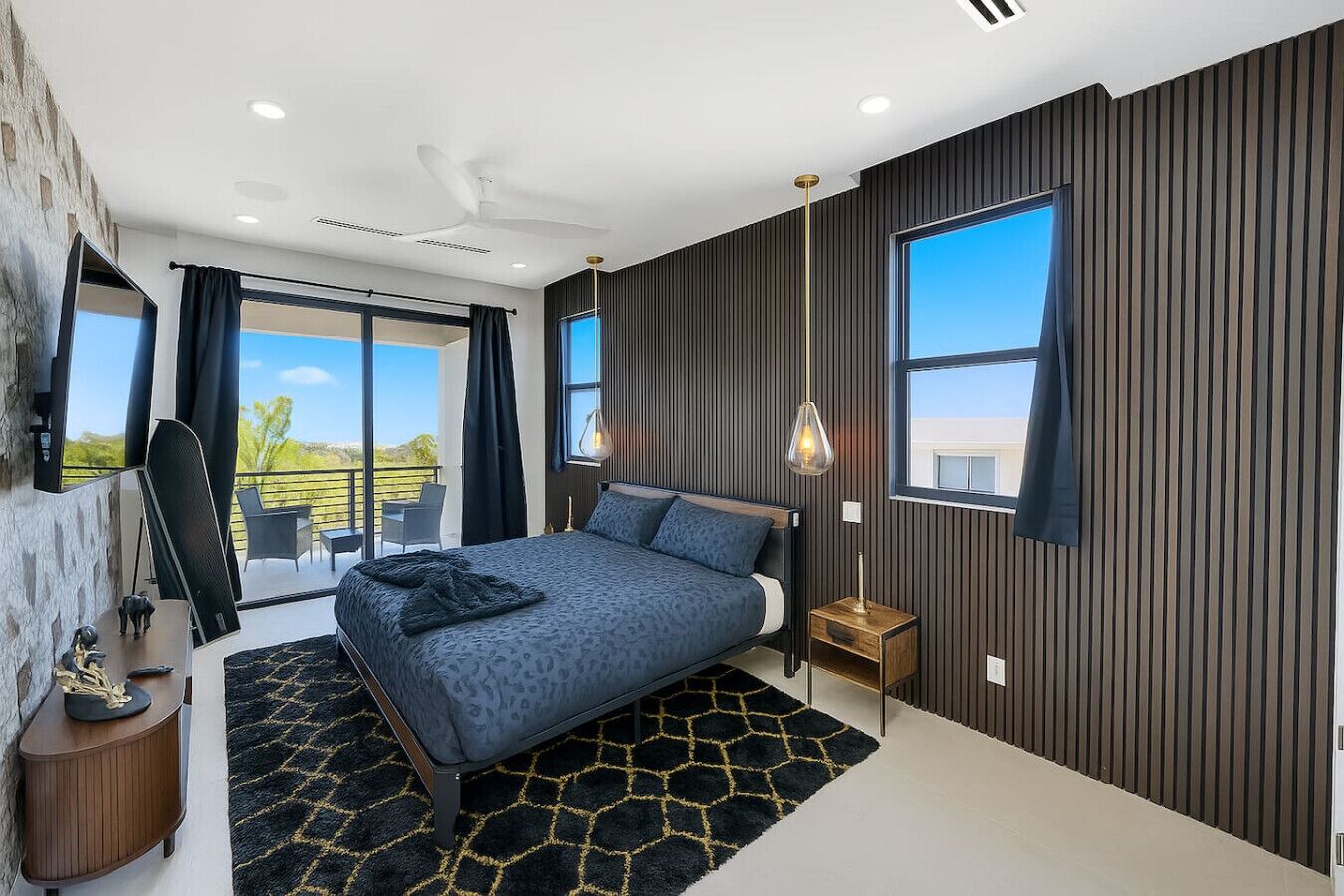 3 bedrooms, desk, iron/ironing board, travel crib