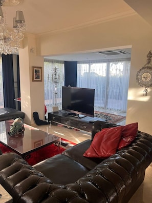 Villa, 3 Bedrooms, Accessible, Smoking | Living room