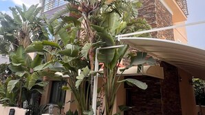 Una casa moderna de dos plantas con un balcón y un patio cubierto.