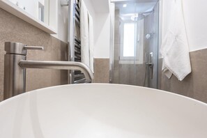 Shower, bidet, towels, shampoo