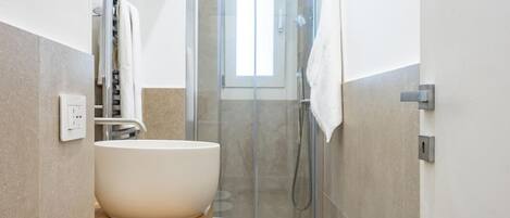 Bruser, bidet, håndklæder, Shampoo