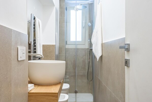 Shower, bidet, towels, shampoo