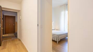 2 Schlafzimmer, Bügeleisen/Bügelbrett