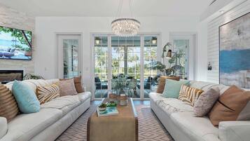 Fernseher, Kamin, Bücher, Arbeitsbereiche