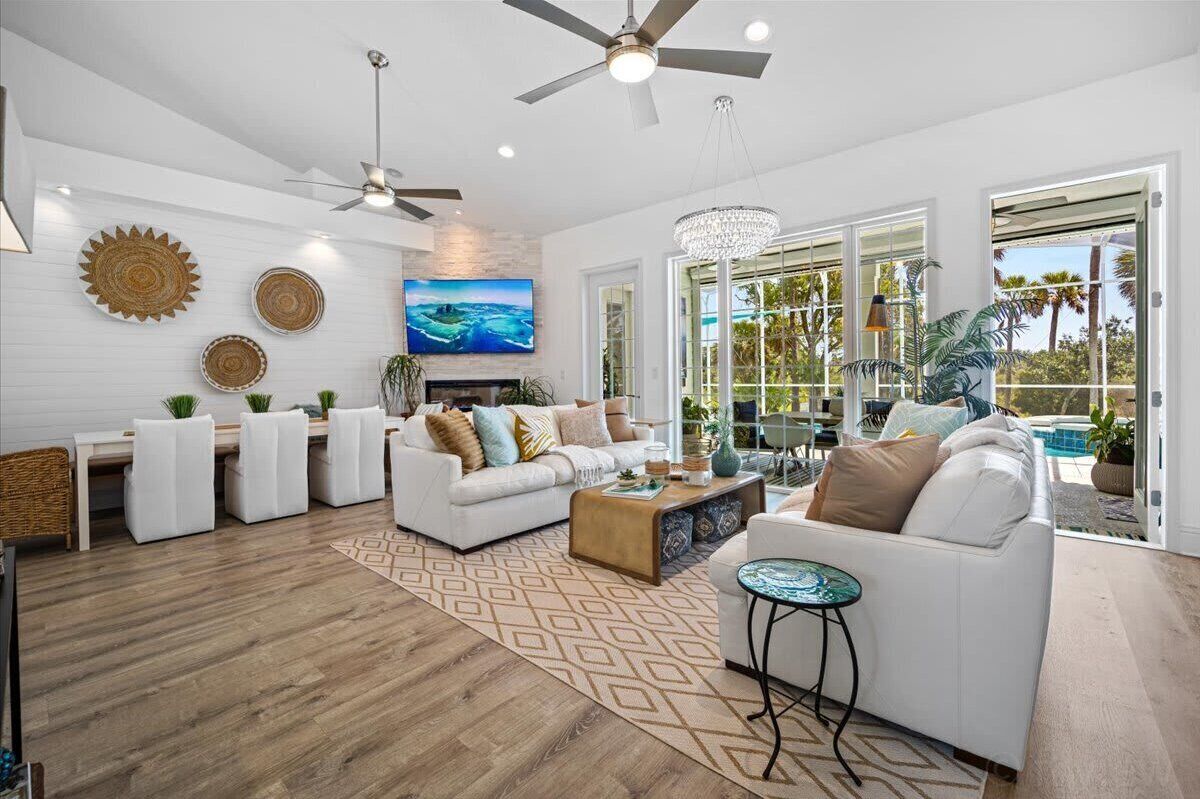 Fernseher, Kamin, Bücher, Arbeitsbereiche