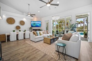 TV, peis, bøker og kontorer