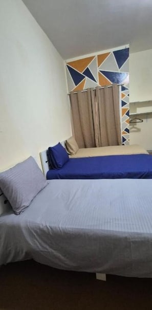 1 habitación, tabla de planchar con plancha, wifi y ropa de cama