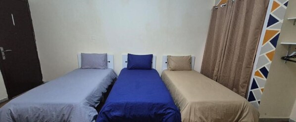 1 habitación, tabla de planchar con plancha, wifi y ropa de cama
