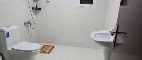 Haartrockner, Handtücher, Seife, Toilettenpapier
