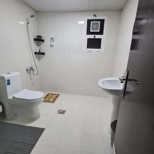 Twin Bedroom in beautiful Abu Dhabi with AC
