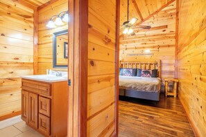 4 bedrooms, desk, iron/ironing board, free WiFi