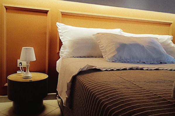 1 bedroom, bed sheets