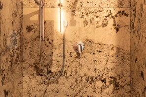 Dusche, Bademäntel, Bidet, Handtücher