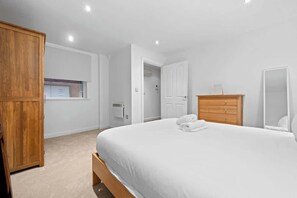 1 bedroom, desk, iron/ironing board, WiFi