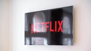 Et vægmonteret display med Netflix-logoet.