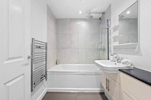 Suihku, hiustenkuivaaja, pyyhkeet