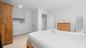 1 bedroom, desk, iron/ironing board, WiFi