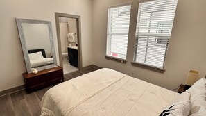 3 chambres, bureau, fer et planche à repasser, lit parapluie