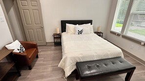 3 habitaciones, escritorio y tabla de planchar con plancha 