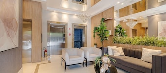 2BR apt w/ BBQ 750m From Beach Rvn2003