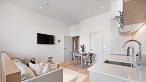 A modern apartment with a living area, dining space, and kitchen. - The Gallery Studio at Bramham Gardens (London)