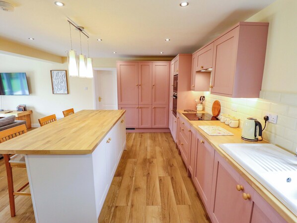 Dishwasher, cookware/dishes/utensils - Denholme (Skegness)