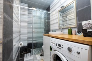 Dusche, Haartrockner, Bidet, Handtücher