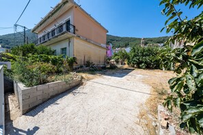 Property grounds - Country House 'Kate' with Mountain View, Wi-Fi and Air Conditioning (Κερκυρα)