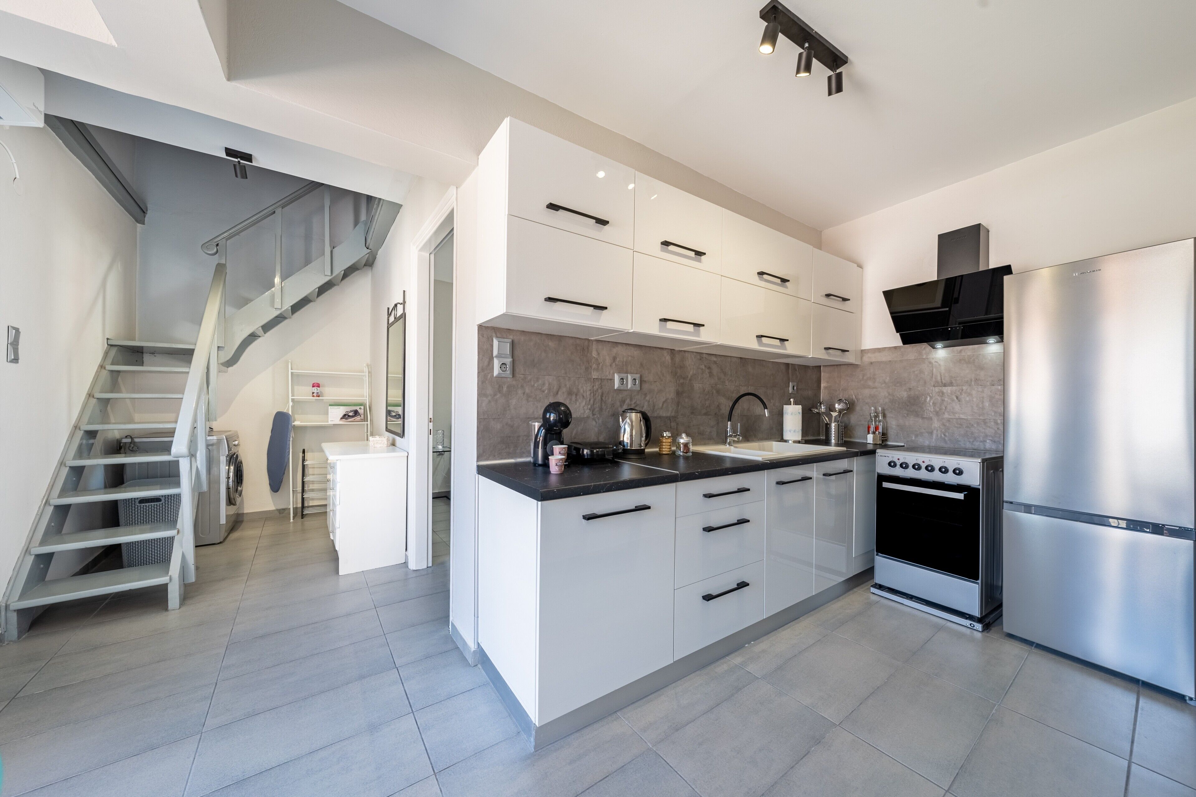 Fridge, oven, stovetop, coffee/tea maker