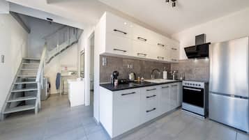 Fridge, oven, stovetop, coffee/tea maker