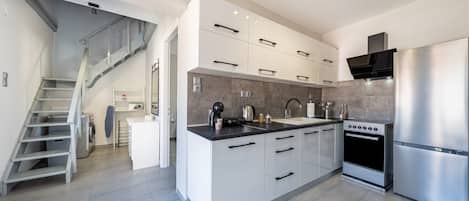 Fridge, oven, stovetop, coffee/tea maker