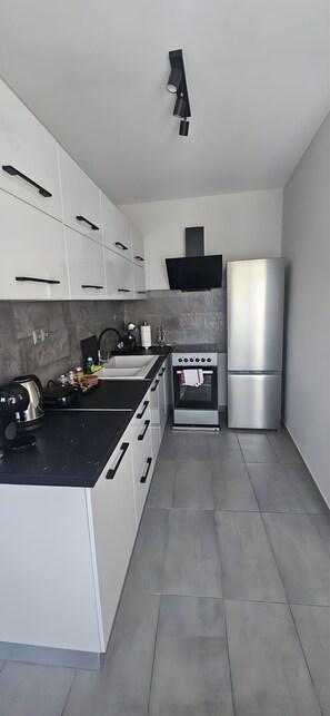 Fridge, oven, stovetop, coffee/tea maker