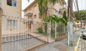 A residential building with a gated entrance, a balcony, and a palm tree. - 2BR Apt 260m From Canto Beach Itapema Rtl0302 (Itapema)