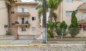 A multi-story residential building with balconies, a gated entrance, and surrounding greenery. - 2BR Apt 260m From Canto Beach Itapema Rtl0302 (Itapema)