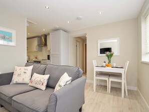 Living area - Evelyn (Looe)