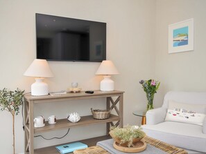 Living area - Evelyn (Looe)