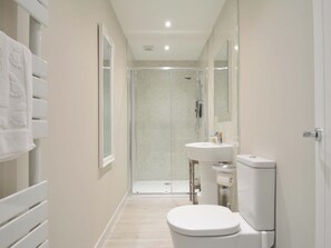 Shower - Evelyn (Looe)