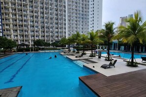 Outdoor pool - Condo With Balcony at Makati SM Jazz (Makati)